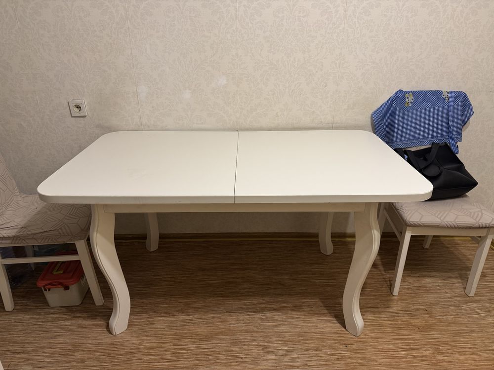 Продаю обеденный стол