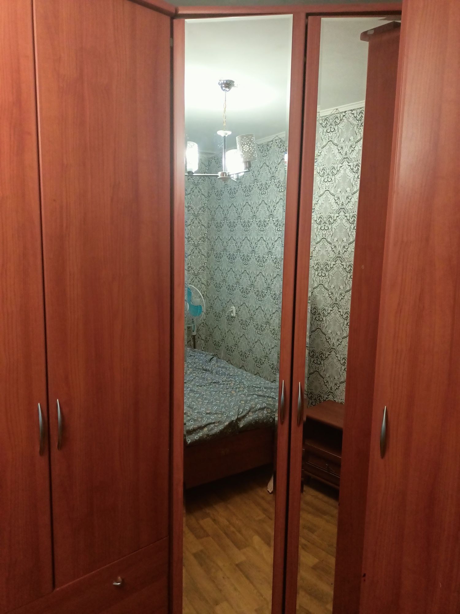 Большой угловой шкаф в спальню