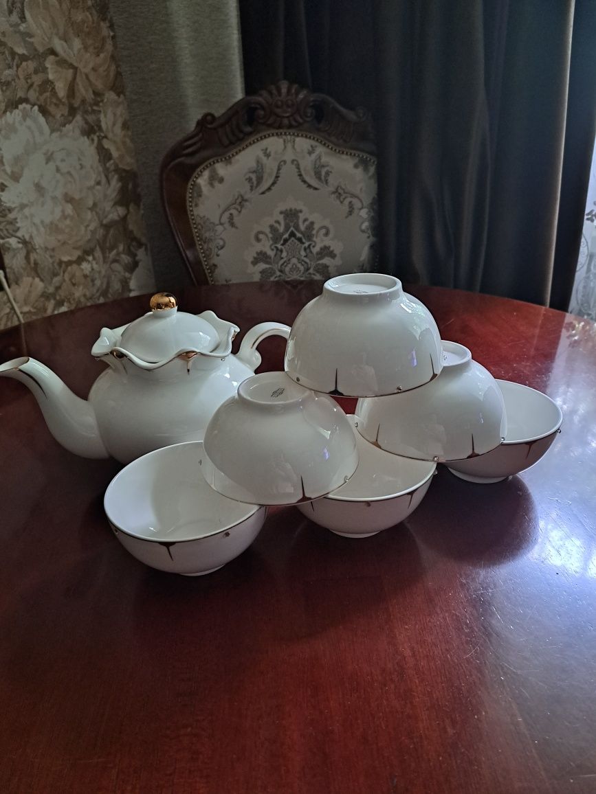 Чайник,6 пиал, белый , камушки, фарфор.