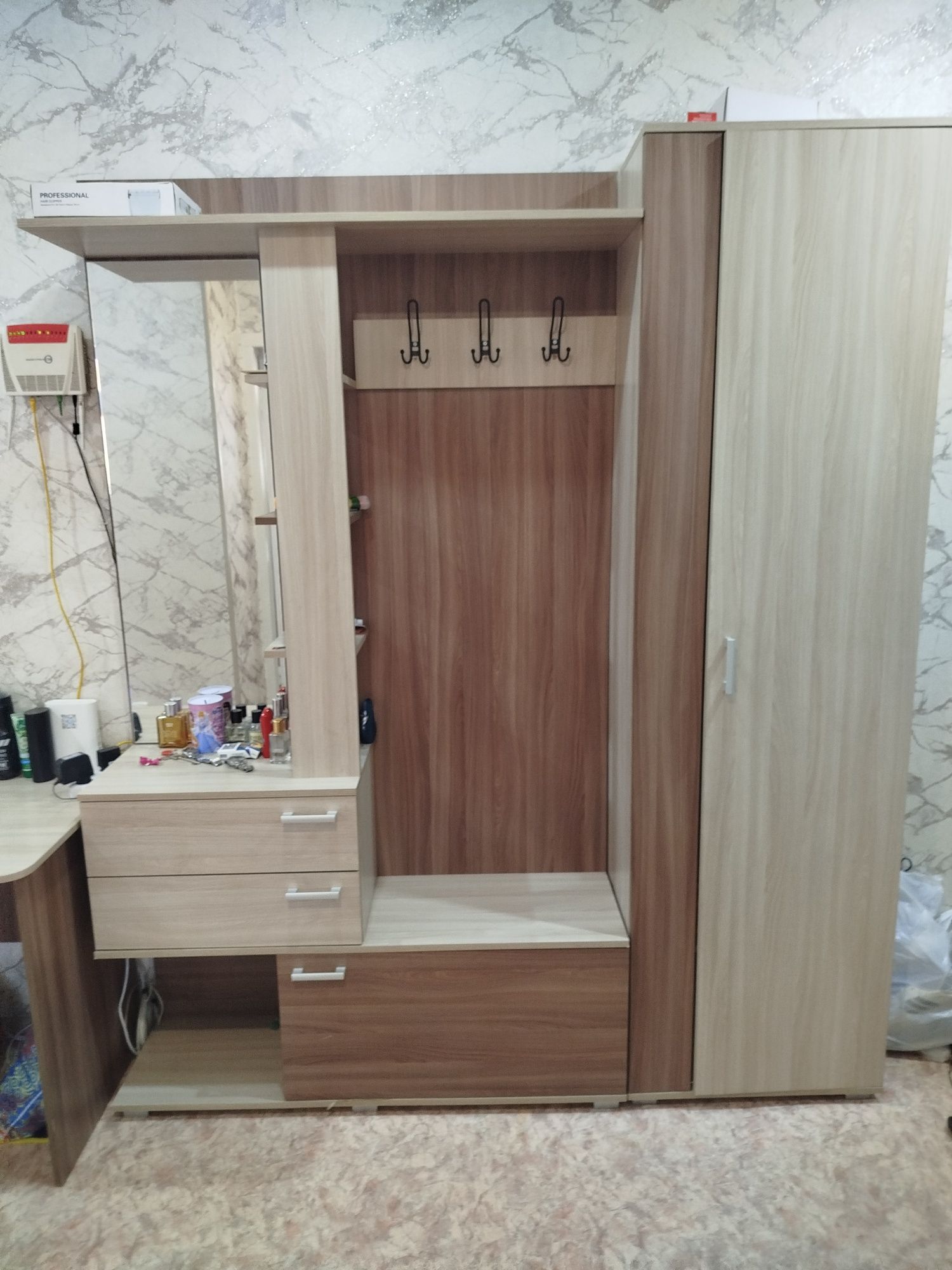Продам прихожую подарок письменный стол
