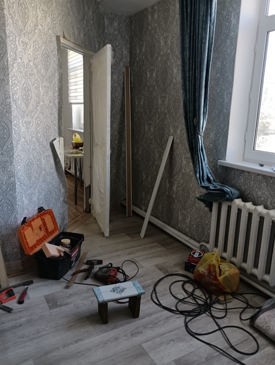 Установка дверей кафелья, ванной  туалет смеситель пропилен трубы и/д