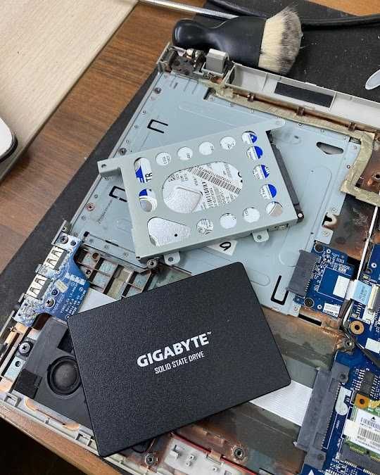 Установка SSD быстрого твердотельного накопителя на ноутбуке и ПК