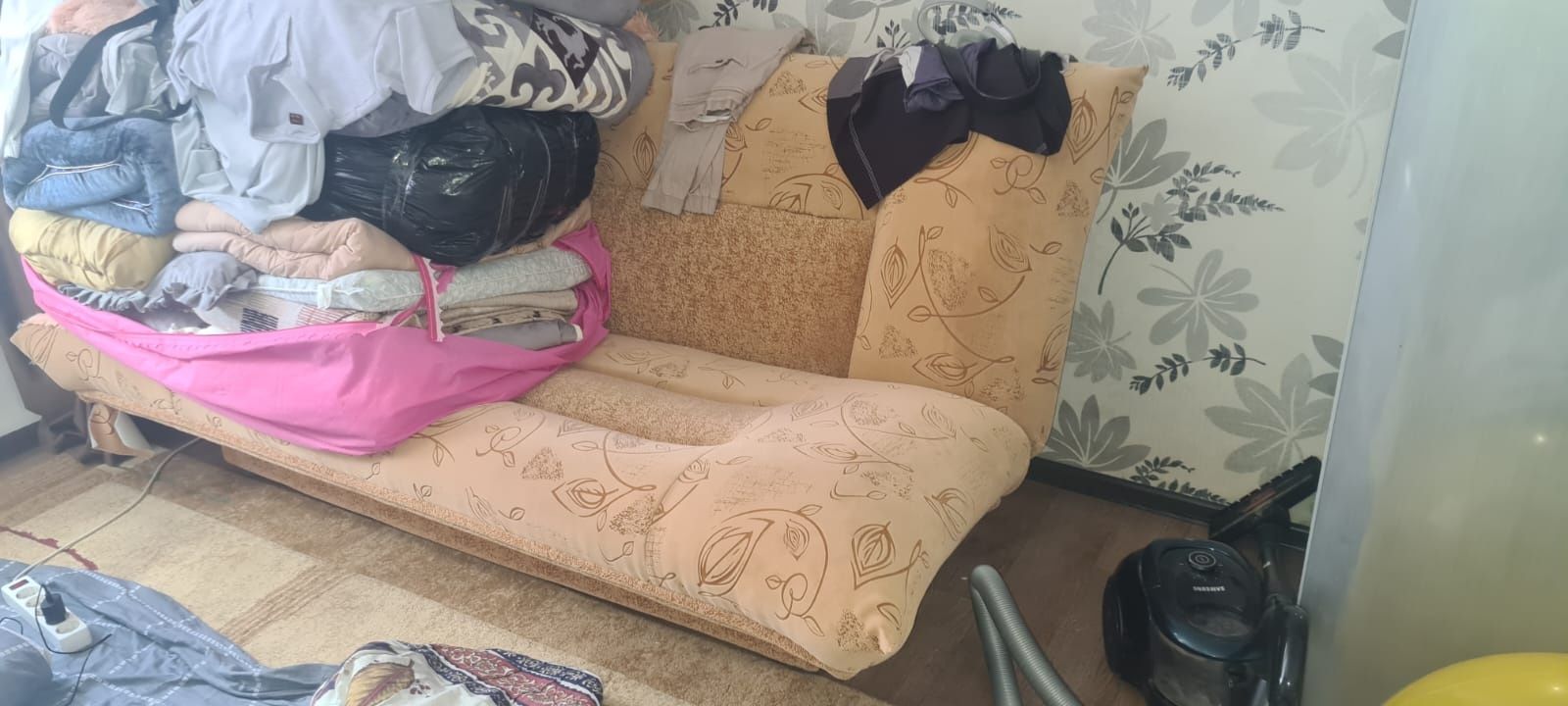 Продам диван срочно.