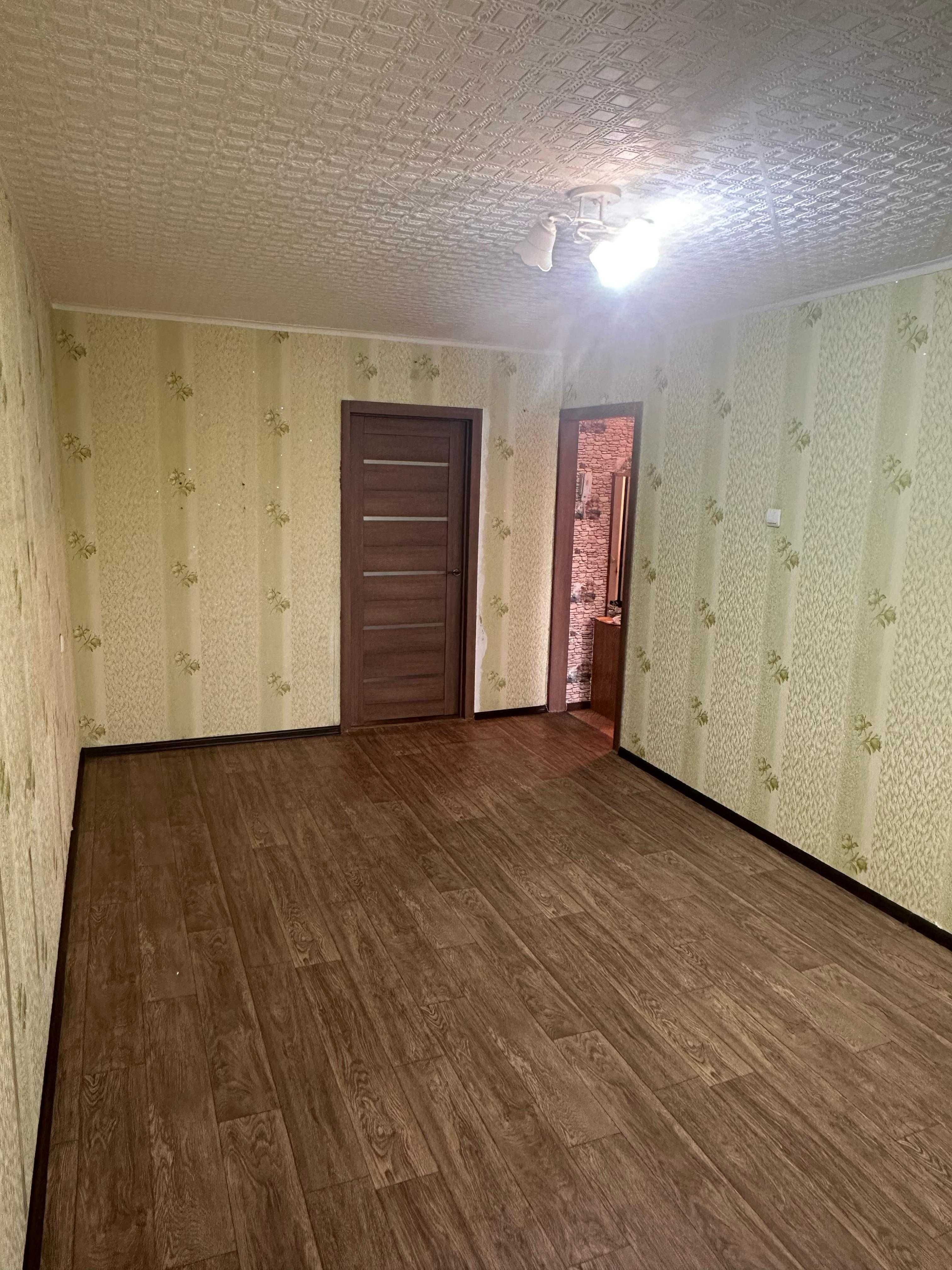 Продам 2 комнатную  квартиру  на 6 мкр 3/5 эт