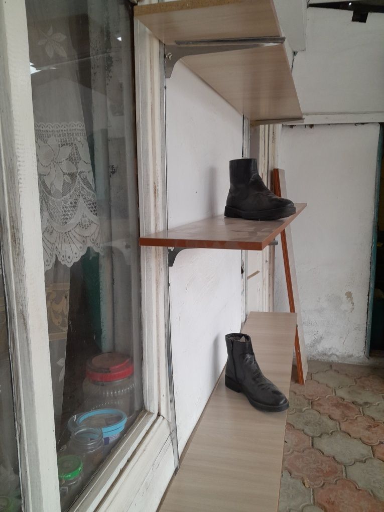 Стелаж для обуви для бутика или магазина.