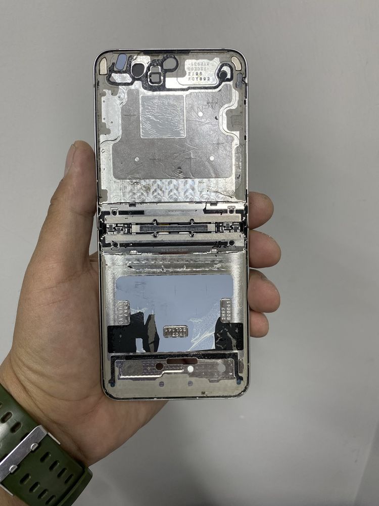 Samsung Z Flip5.Sm-F731. Серебристый.механизм складывания верх и низ.
