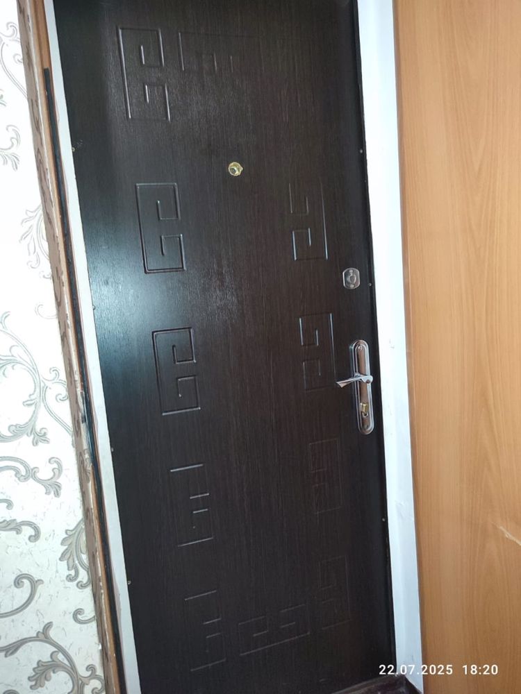 Продам входную дверь