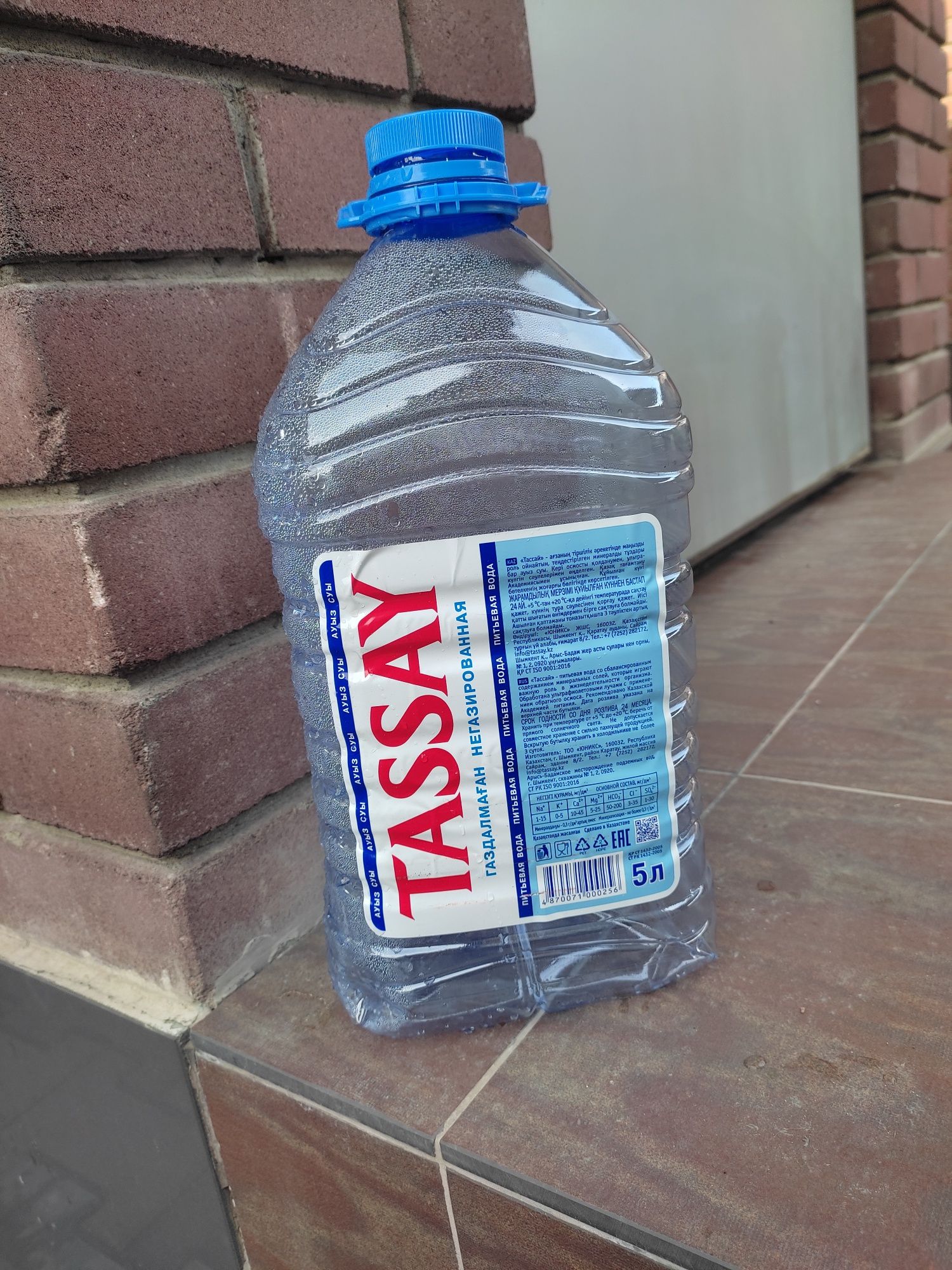 Продам бутылку от воды Тассай