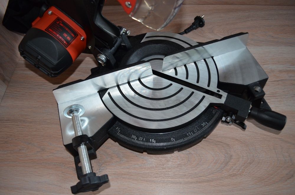 Торцовая пила Total Tools (углорез)
