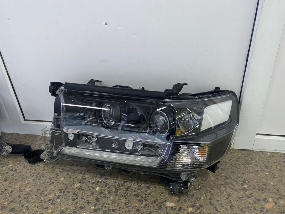 Фара Toyota Land Cruiser 200 бу оргинал