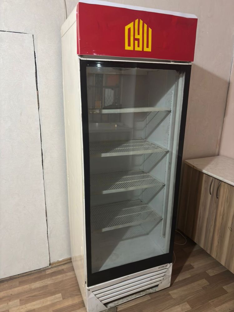 Стол и стулья, Холодильник