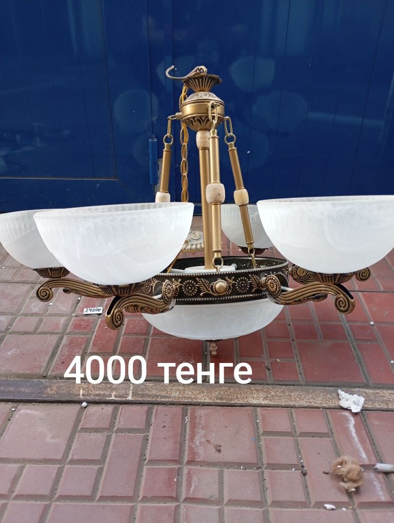 Люстра,стол компьютерный.