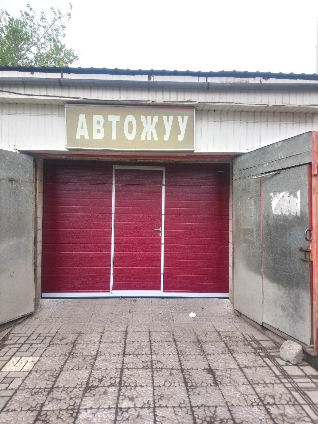 Монтаж секционных,откатных ворот.