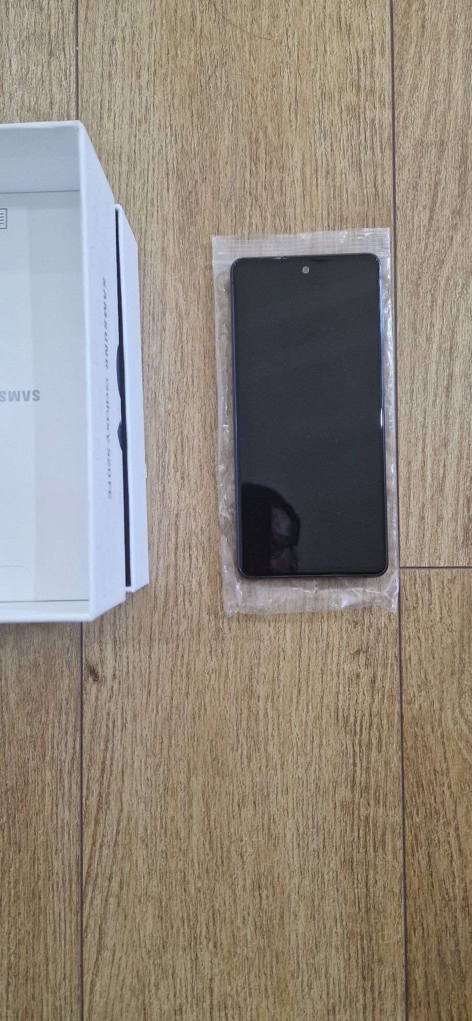 Продам телефлн SAMSUNG S20 FE