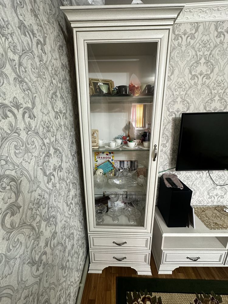 Продается шкаф с витриной.