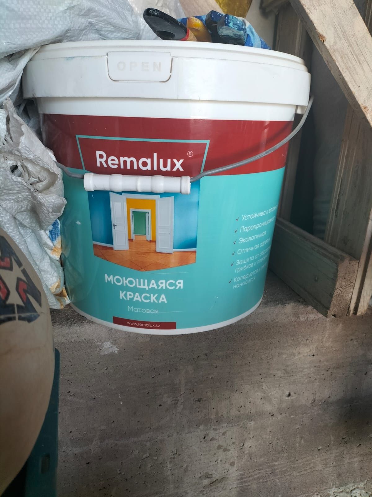 Продам моющаяся краска для потолка и стены.
