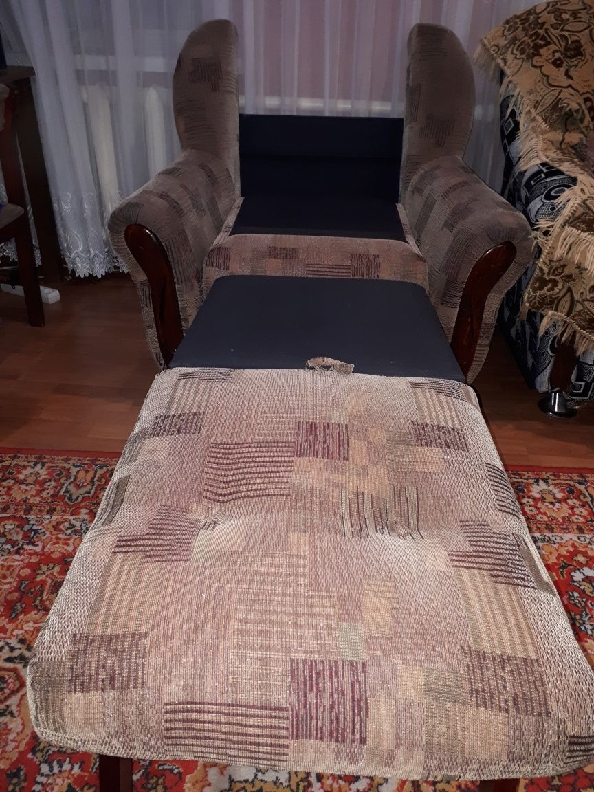 Продам мягкий уголок. Диван и 2 кресла.