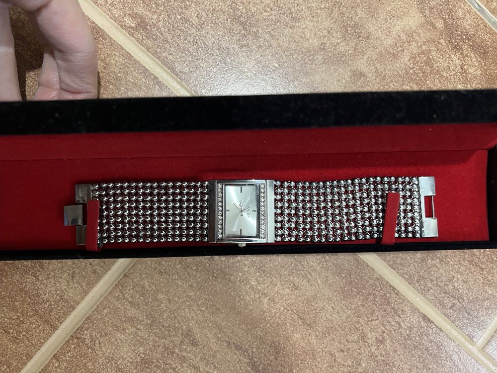 Продам женские часы Guess оригинал