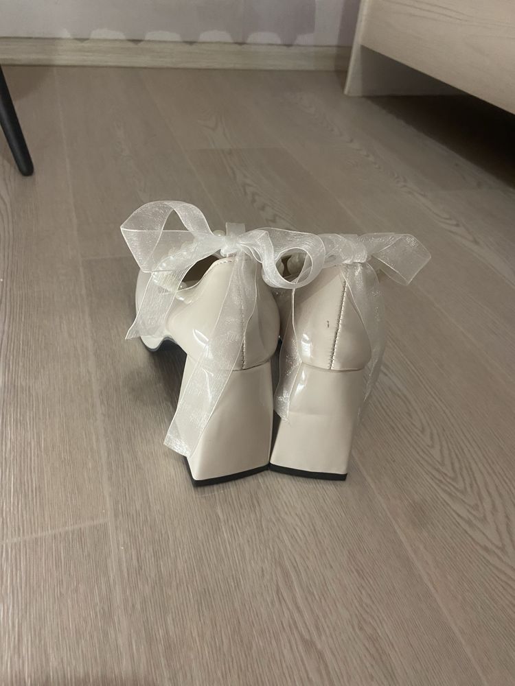 Нарядные туфли с жемчужными бусинами и бантиками