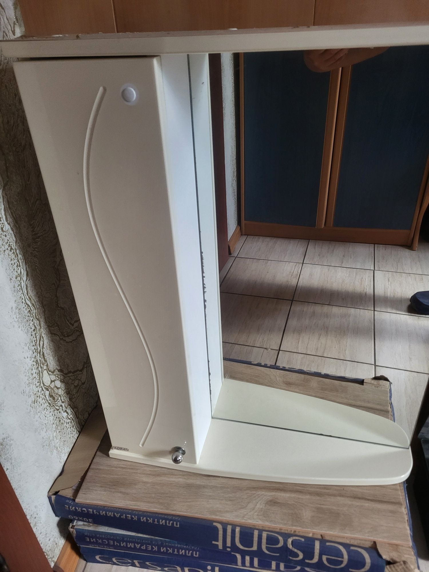 Продам полочку с зеркалом для ванны