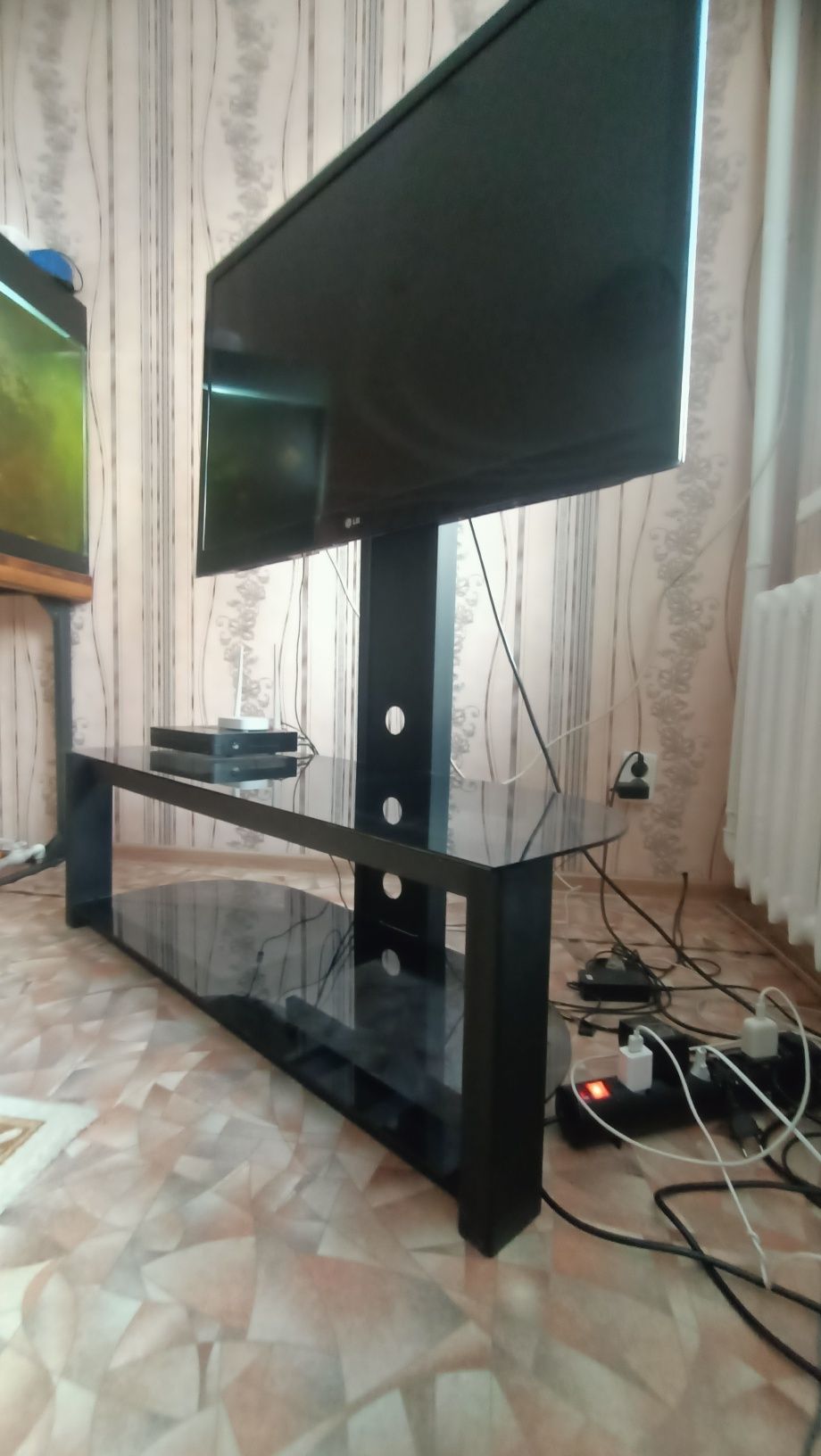 Срочно продам Телевизор LG со стеклянной тумбой