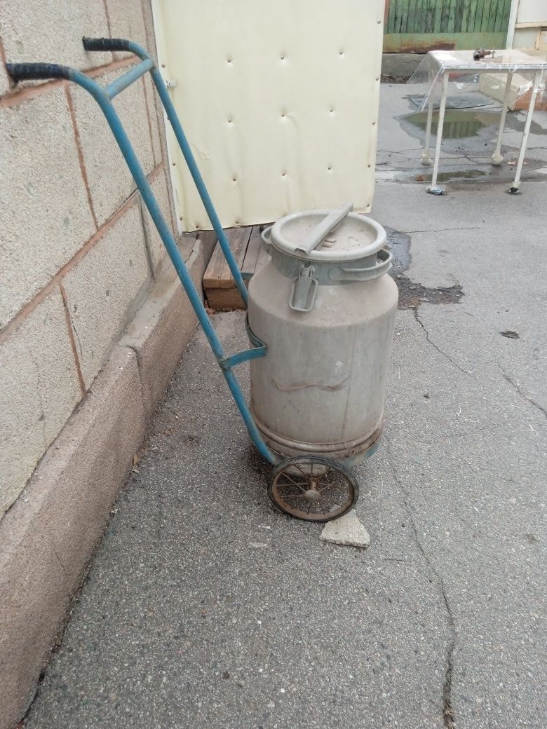 Продам флягу для воды и тачку