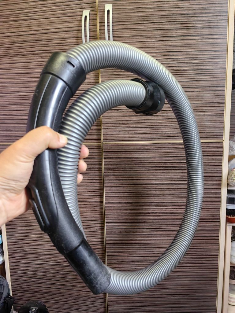 Продам щетку для пылесоса Artel. Насадки, шланг, трубку, корпус, колёс