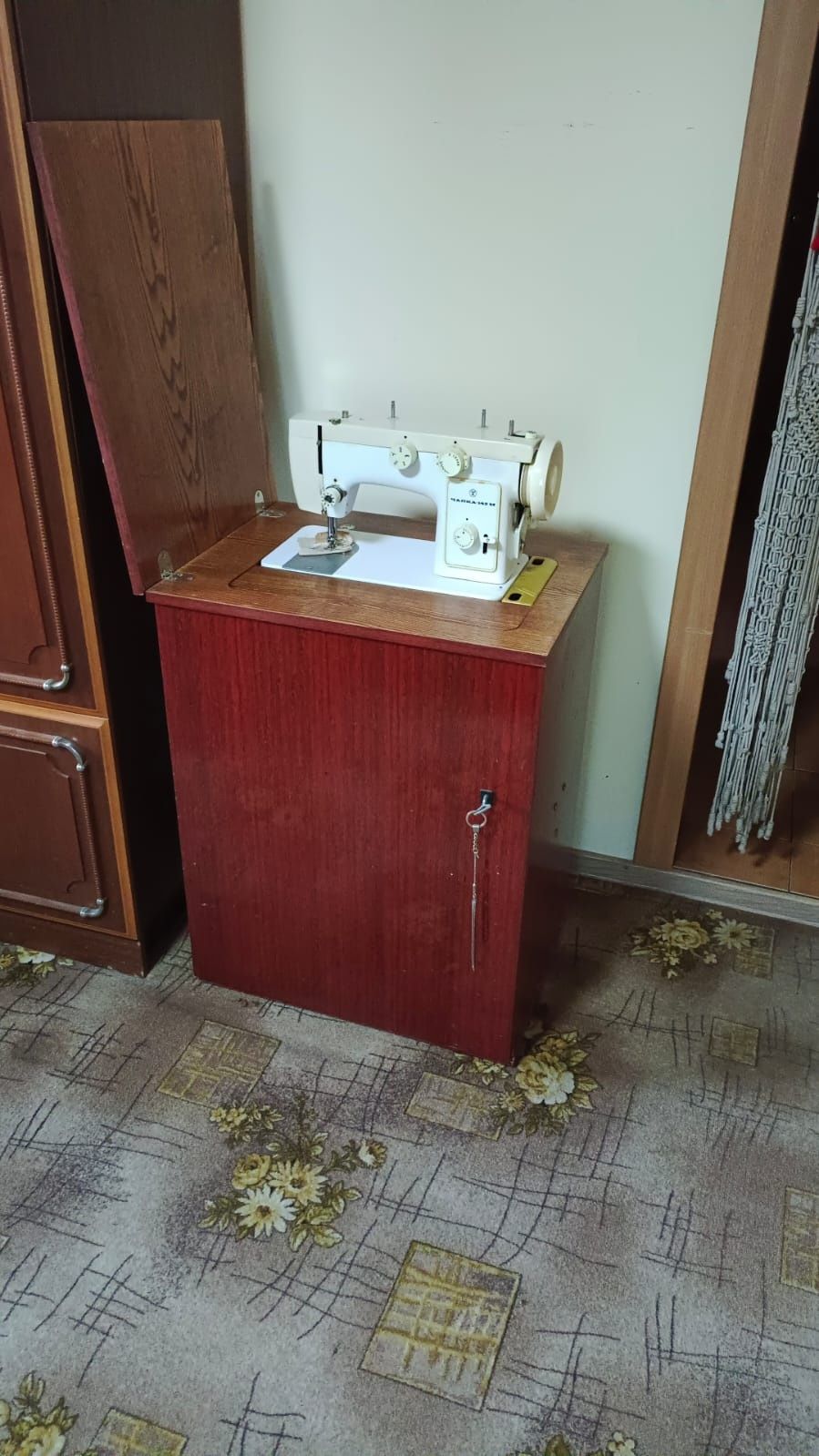 Продам швейную машинку "Чайка" 142м