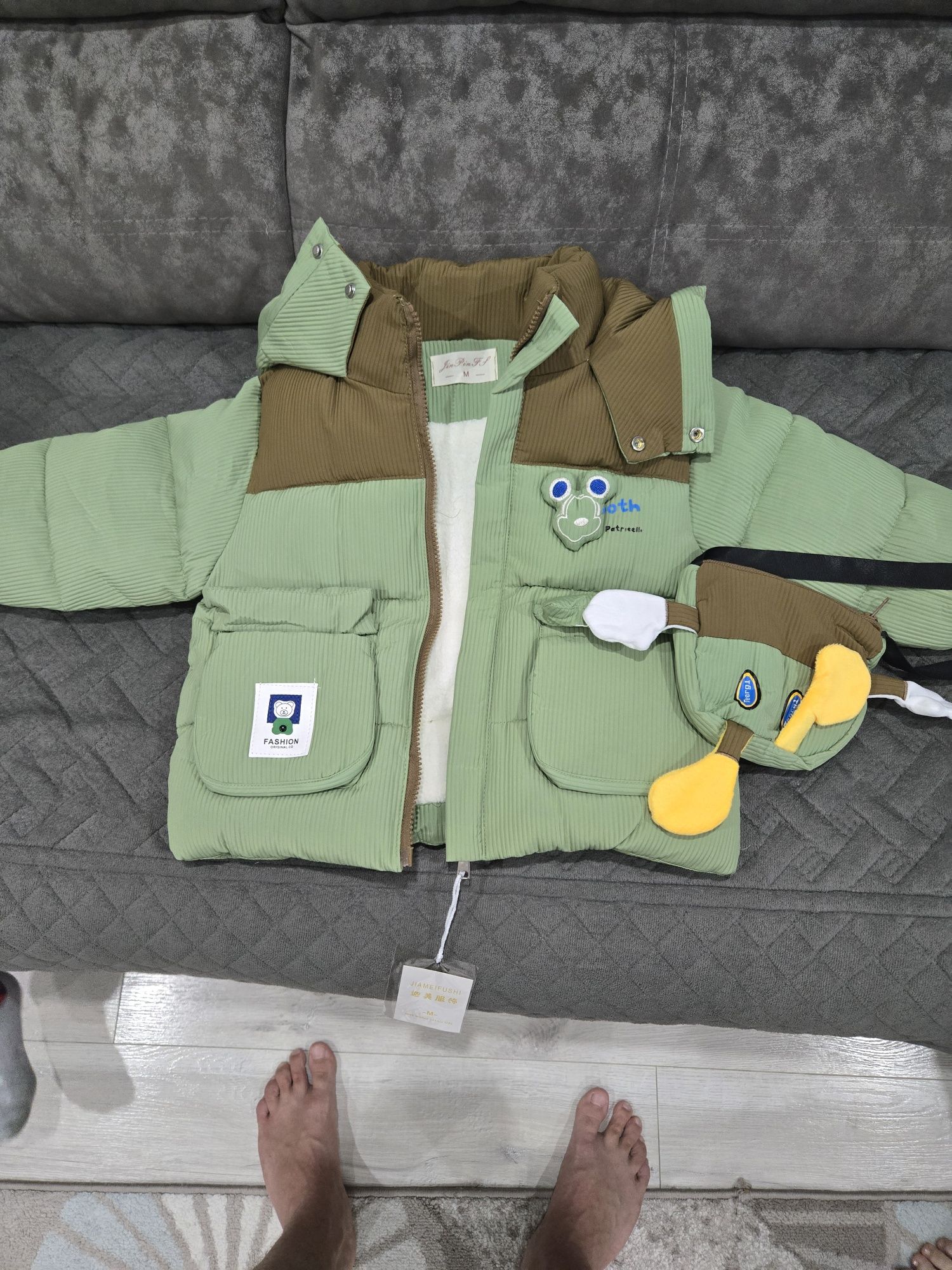 Продам куртку для девочки