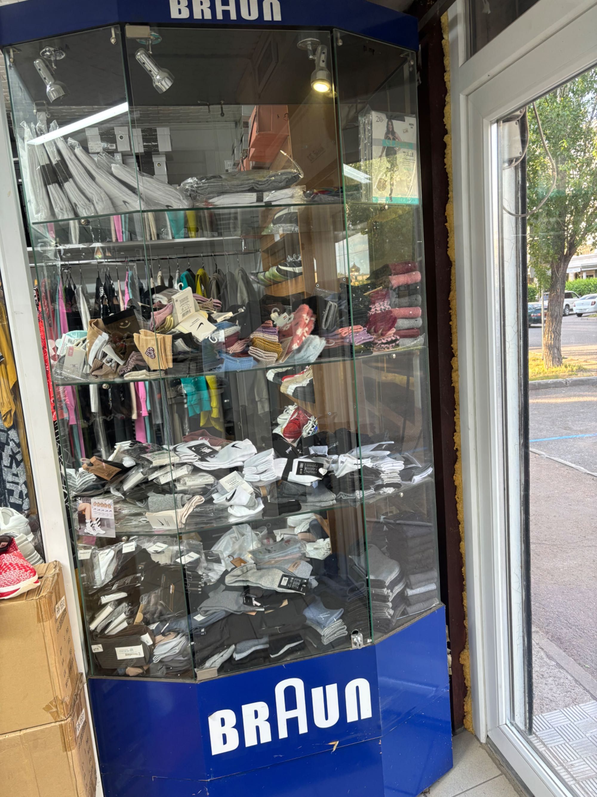 Продаю стеклянную витрину