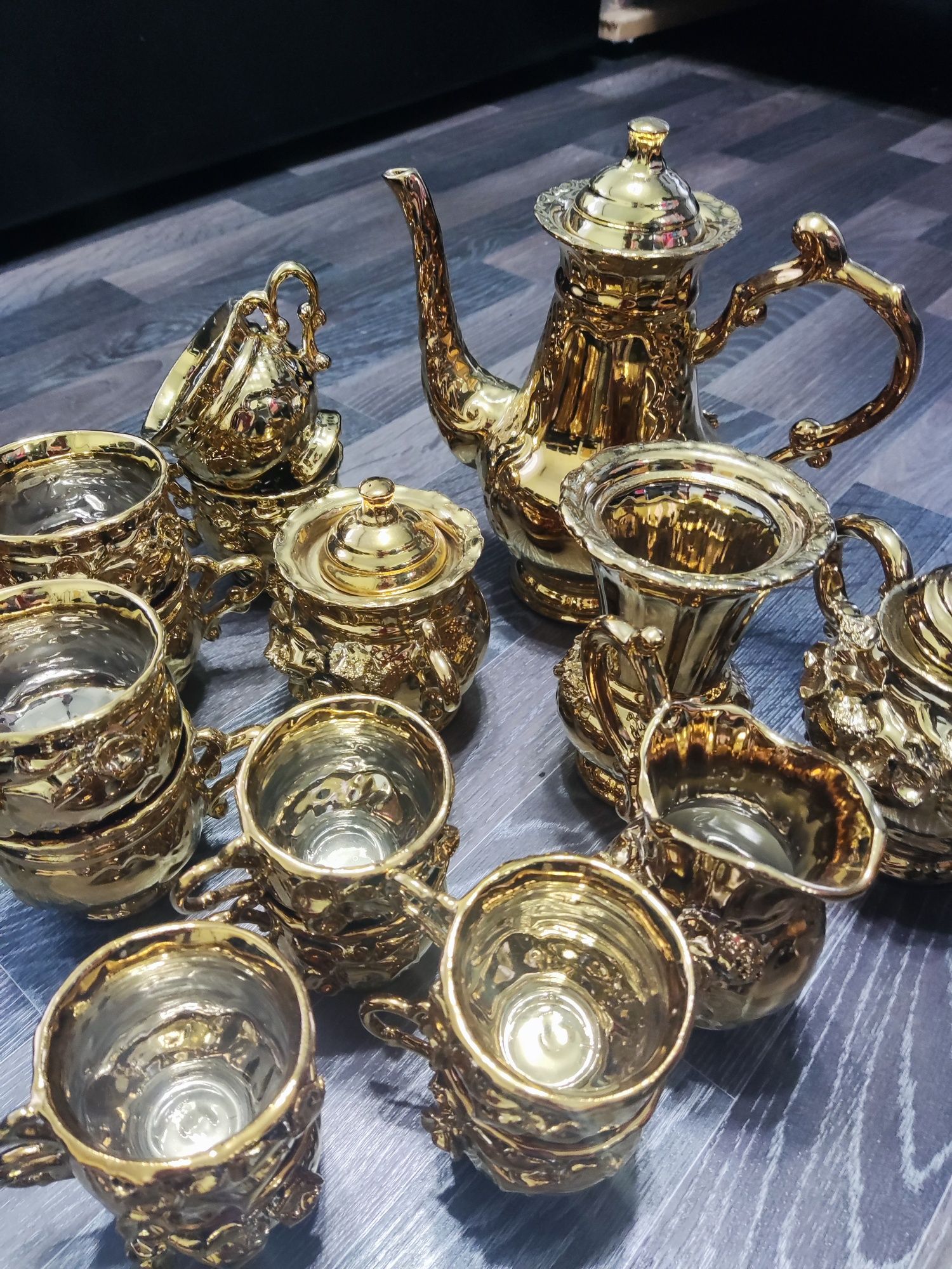 Продаю новый сервиз  . Красивый яркий , на подарок красиво