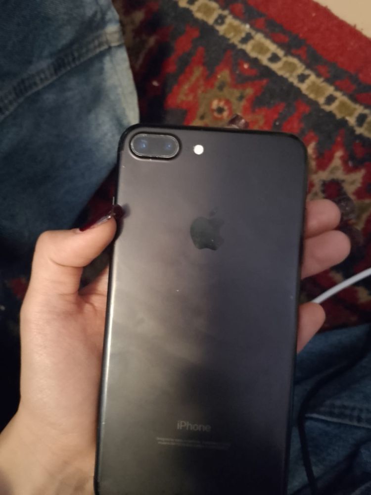 Продаю б/у айфон 7+