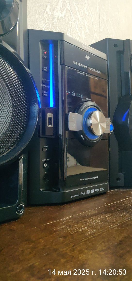 Музыкальный центр Panasonic  с саббуфером и двумя колонками