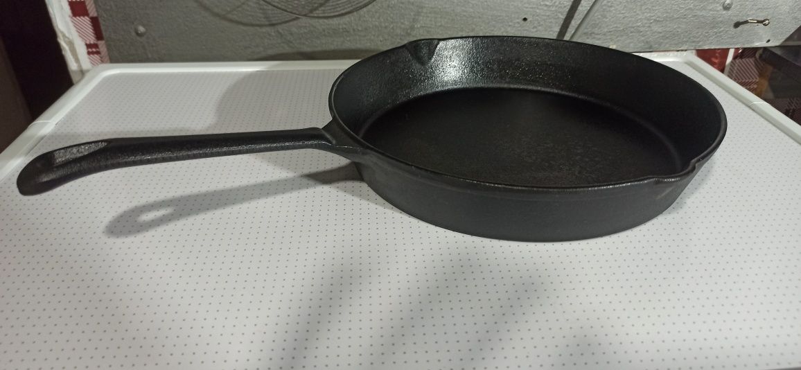 Сковородка чугунная, с крышкой.