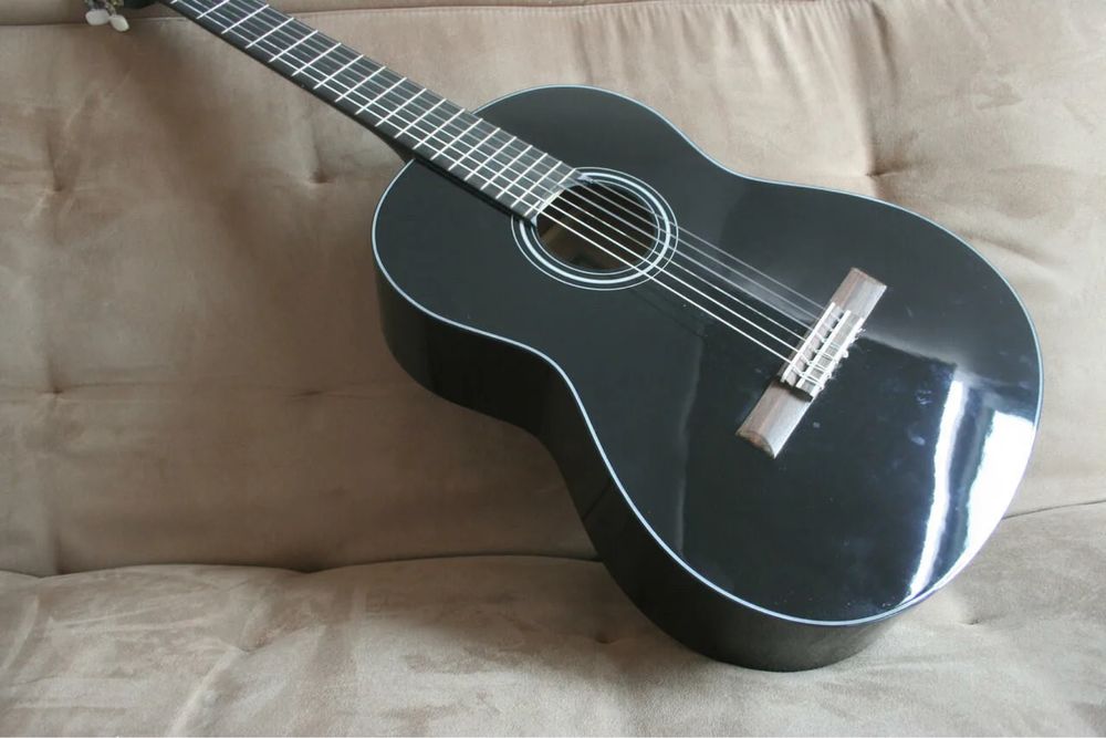 Продается классическая Гитара (Yamaha)