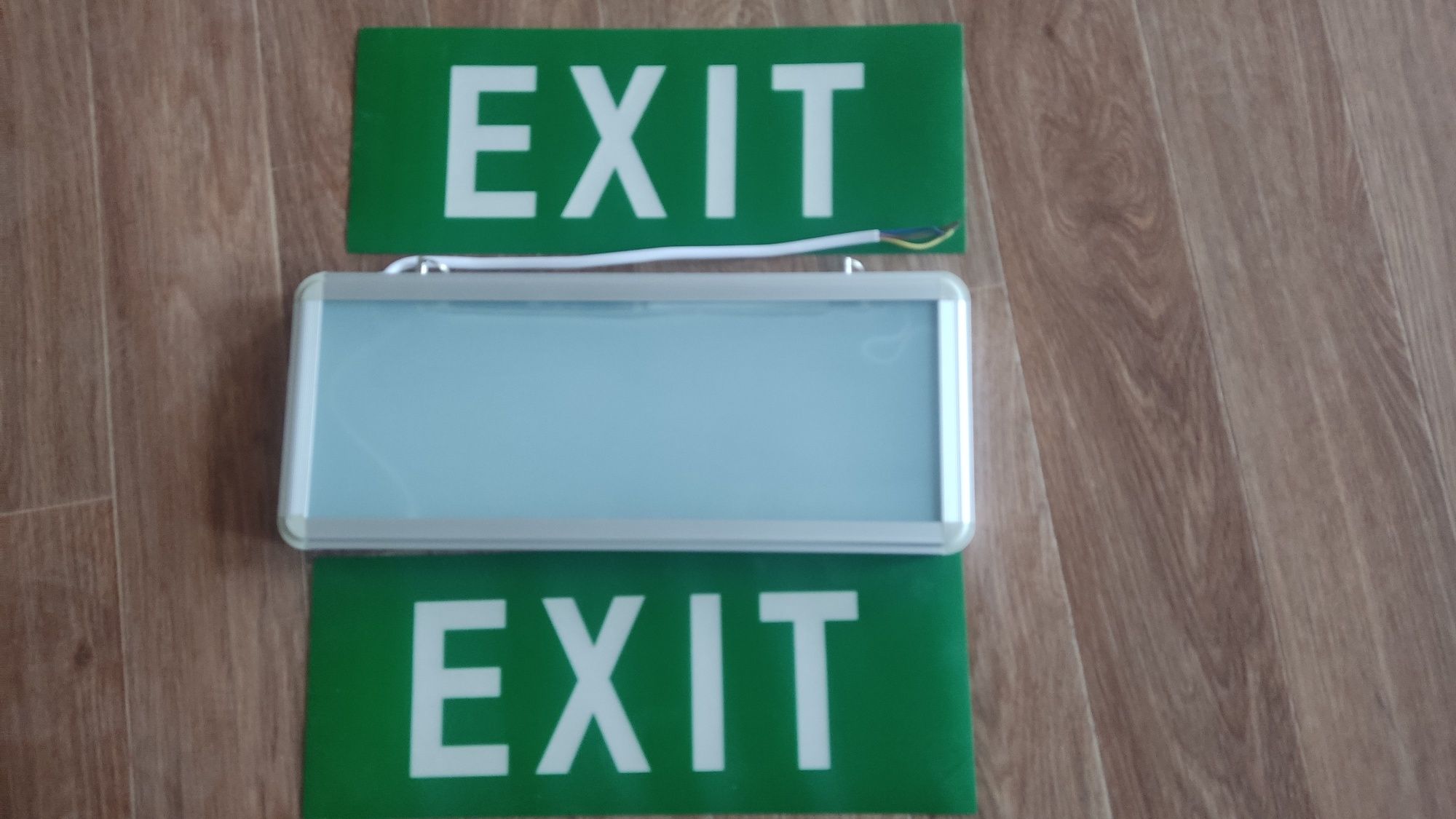 Эвакуационный знак EXIT. Электрический