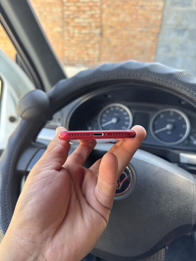 Продам Iphone SE 2020