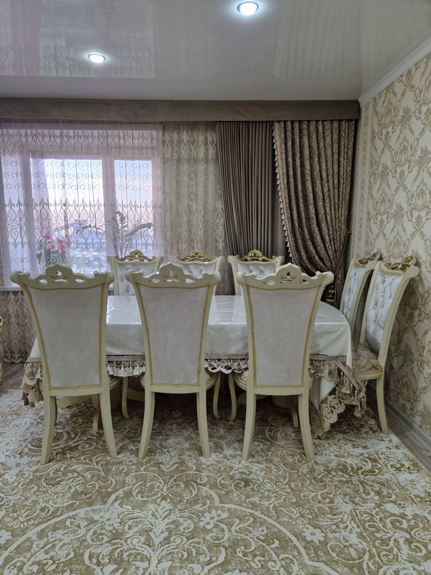Продам гостиный стол и стулья