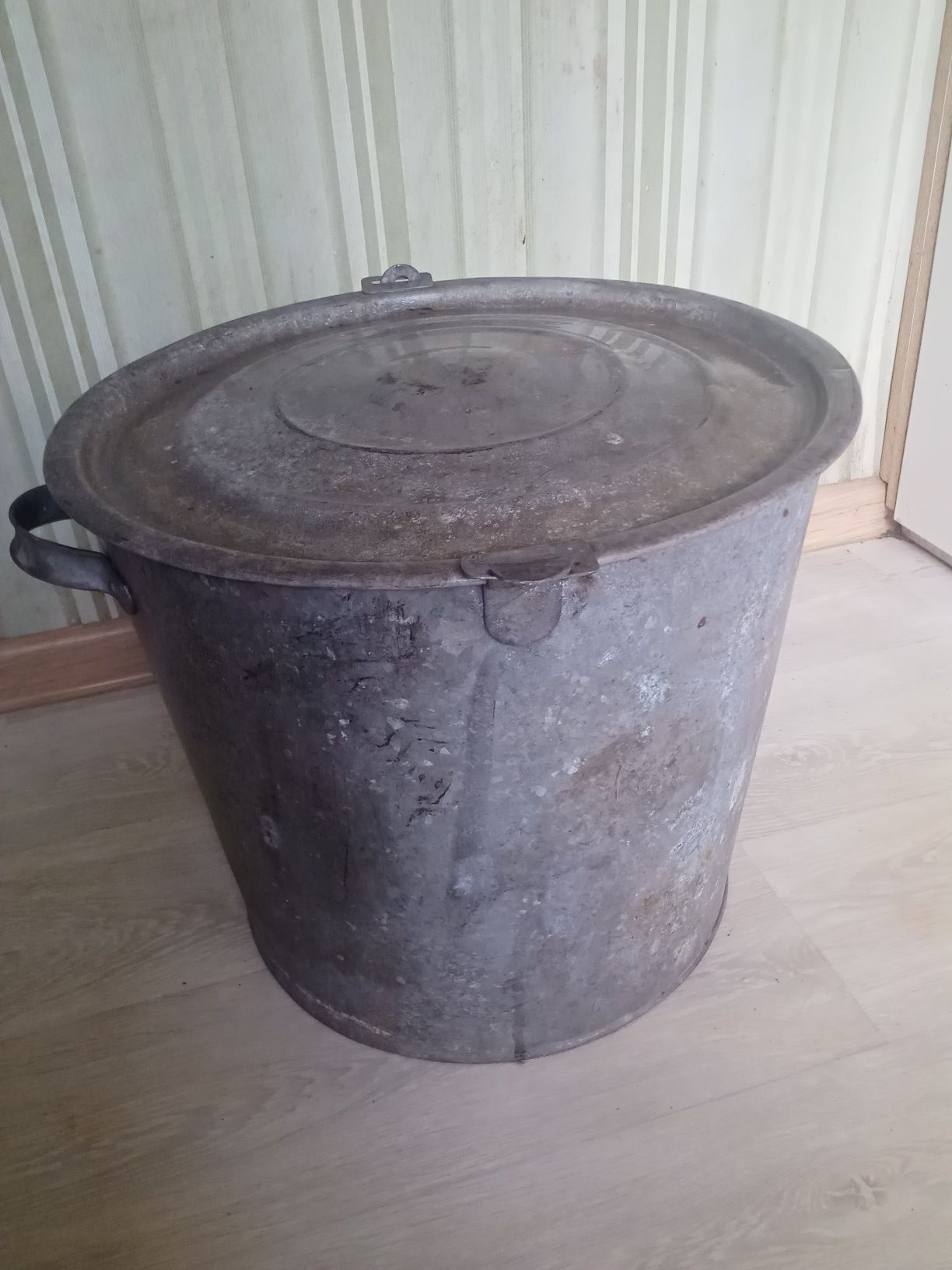 Продам бак металический .