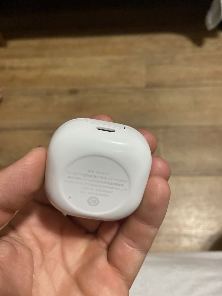 Продам отдельно отсек кейс для наушников Galaxy buds 2