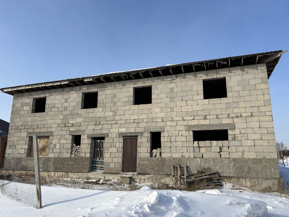 Продается земельный участкок в п. Коянды с недостроенным домом