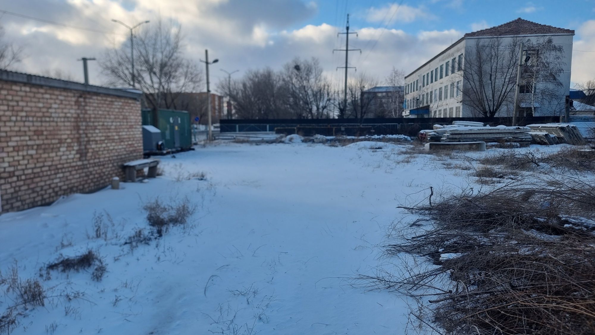 Сдам в аренду участок под бизнес, вдоль дороги. Недорого.