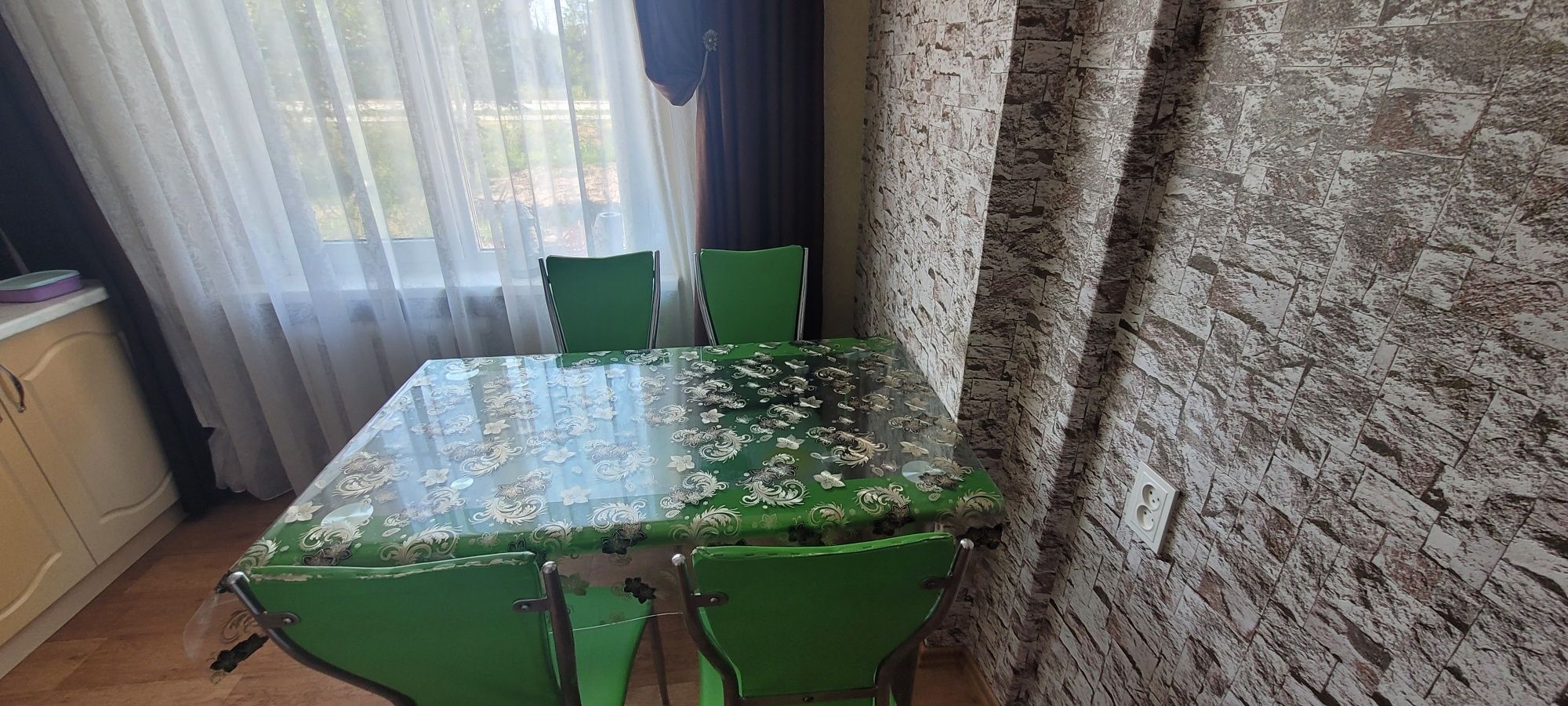 Продам кухонный стеклянный стол