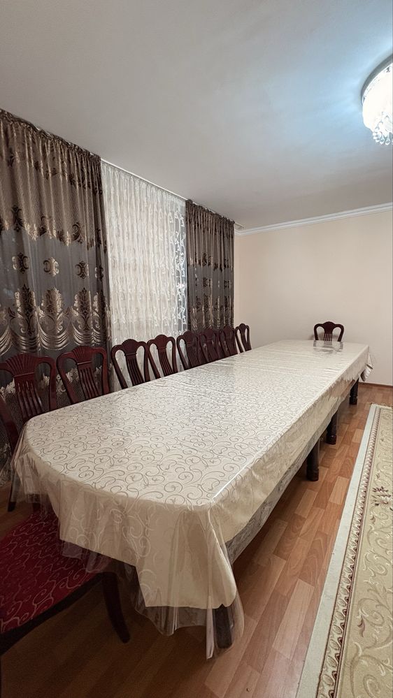 Продается гостинный стол со стюлями. Стол 4метра. Скатерт 5 м в компле