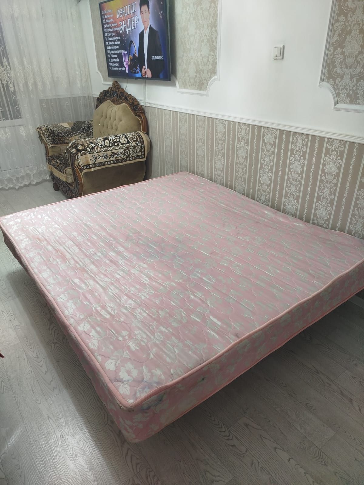 Матрас розового цвета