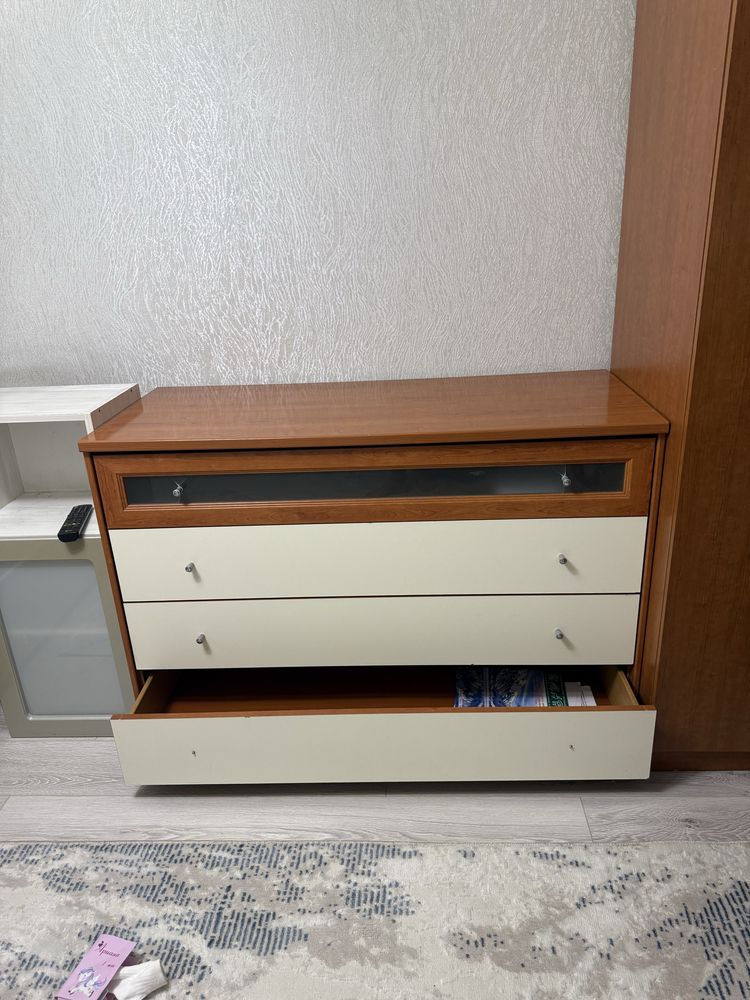 Продам шкаф стенку и комод