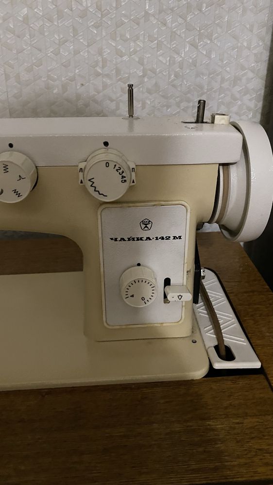 Продам швейную машину «чайка-142» с тумбой 22-1