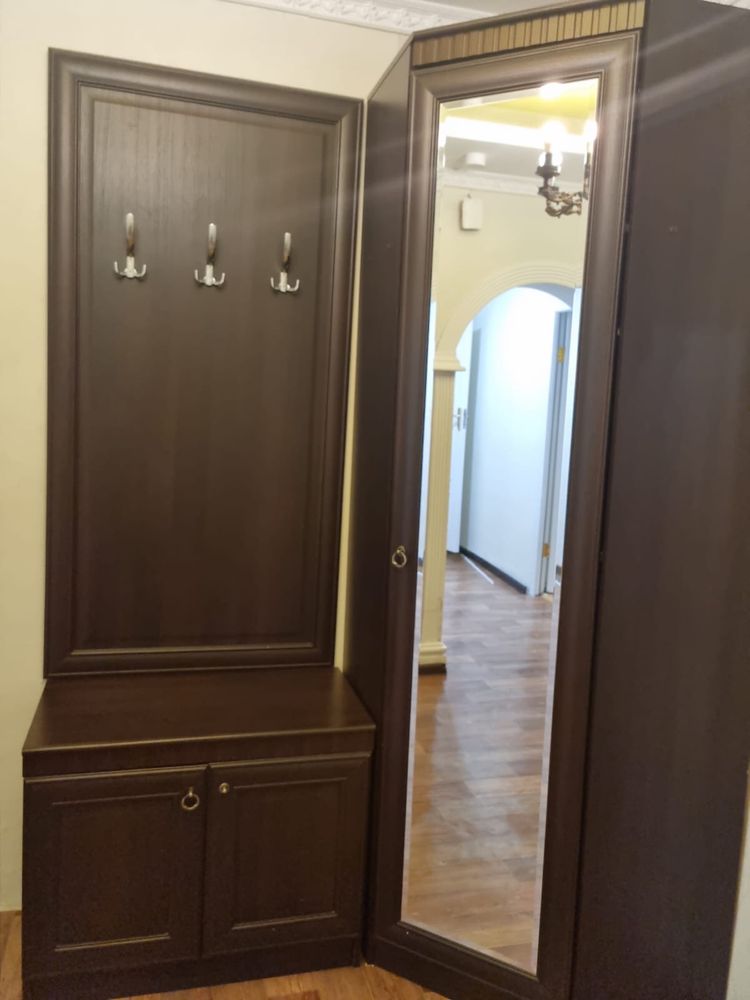 Прихожая с тумбой