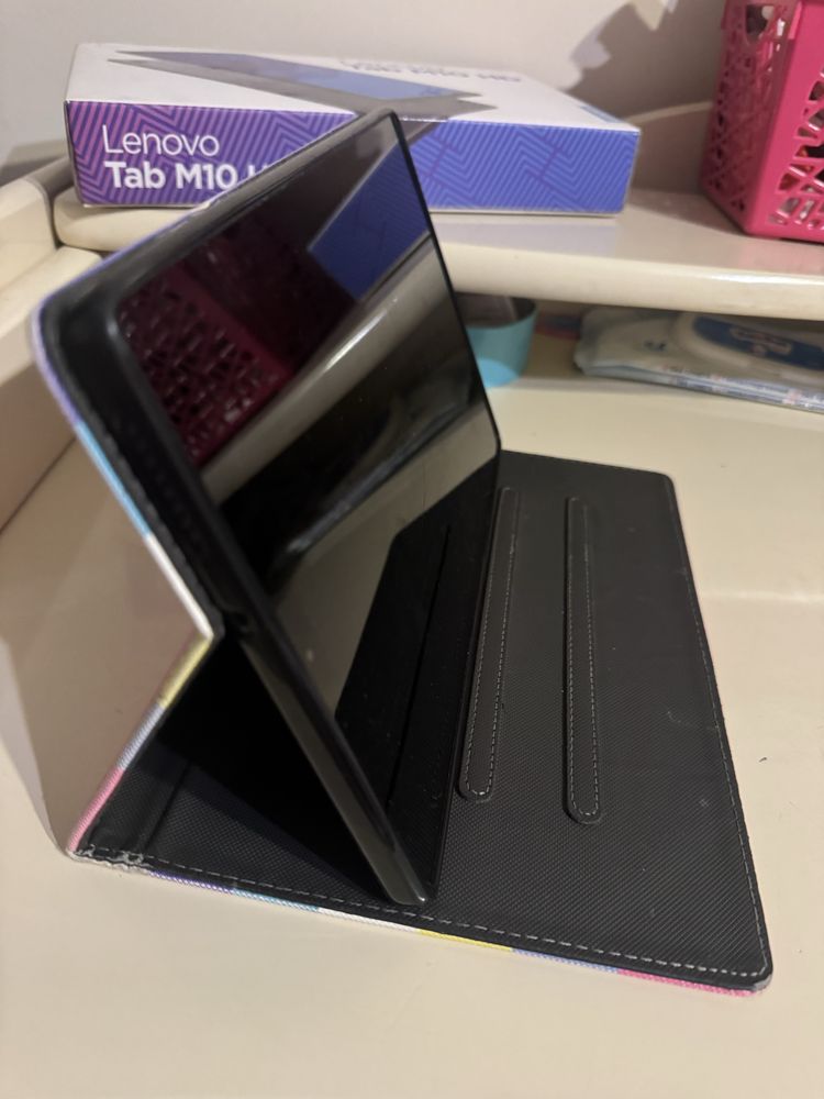 Планшет Lenovo с чехлом