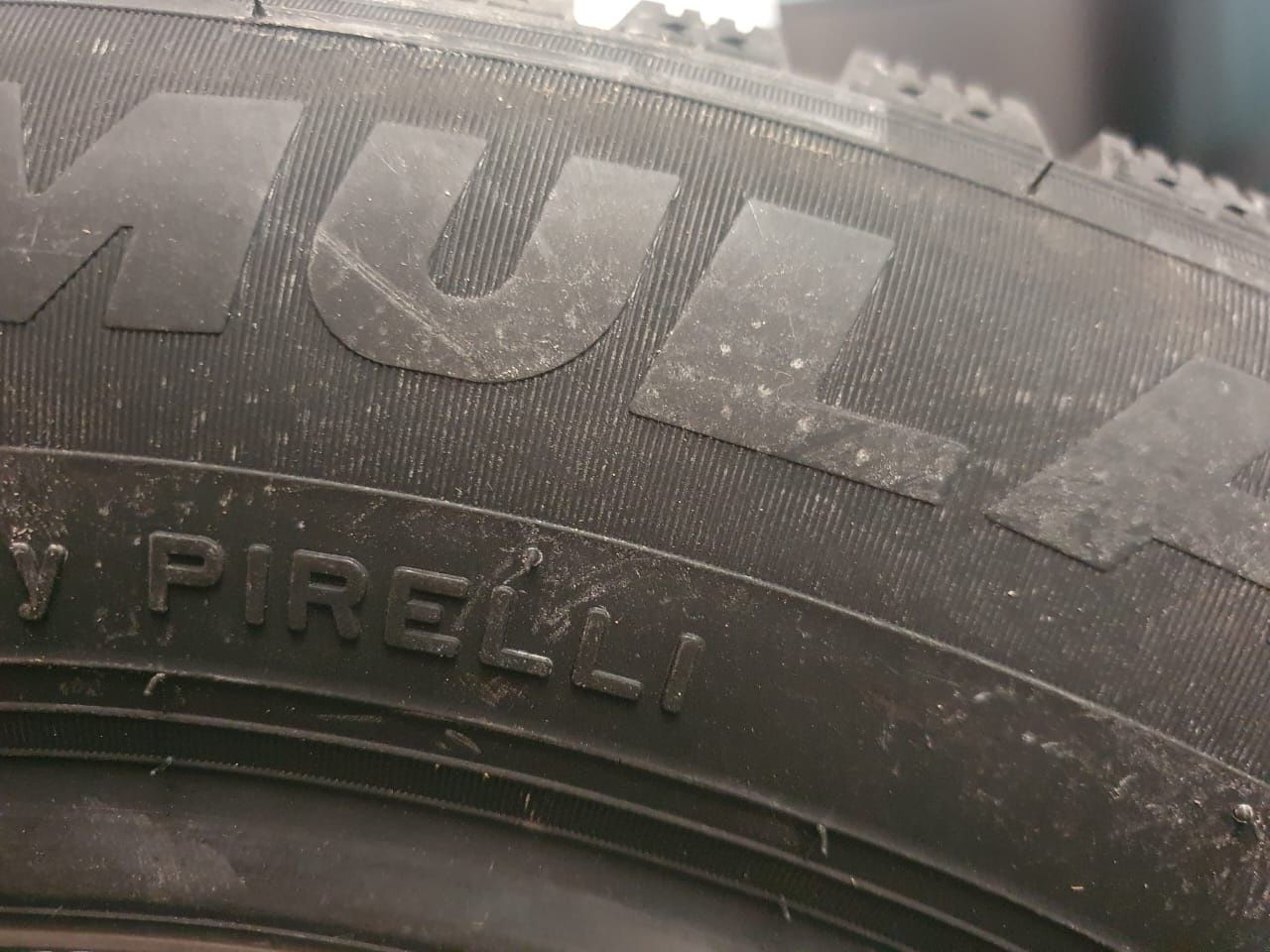 Срочно! Шины от  Pirelli  R18 225 на 60